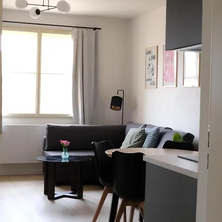 아파트 Cozy And Modern In *